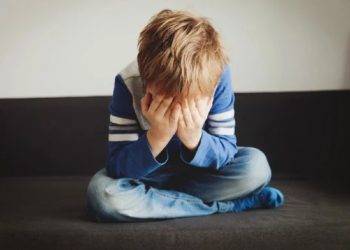 Có 1 kiểu cha mẹ không đánh đòn, la mắng nhưng âm thầm huỷ hoại đời con: 10 năm sau nhận ra đã quá muộn