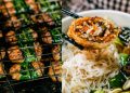 Quán bún chả “Ông bà già” bán 3 đời ở Hà Nội, nổi tiếng nhờ những miếng chả băm cuốn lá mùi tàu đặc biệt hiếm nơi có